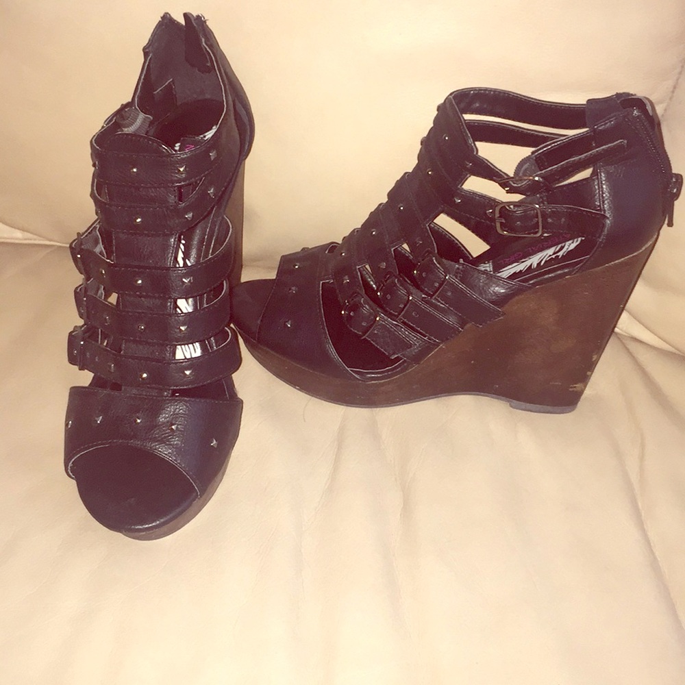 Black wedges